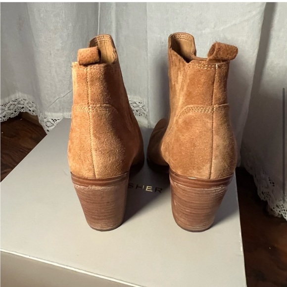 Marc Fisher Gadri bootie, pointy toe, block heel, tan suede, size 5 - Picture 5 of 7